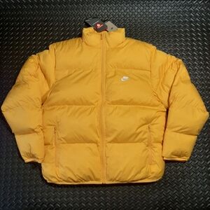 Nike Sportswear Club Puffer Jacket University Gold FB7368-739 Men's Size Medium